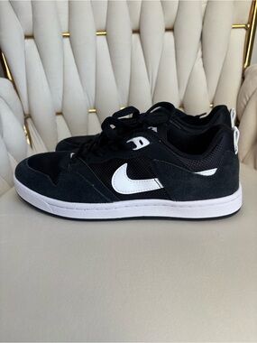 8W/6.5Y Nike Allyoop SB Black and White Low-Top Athletic Sneakers